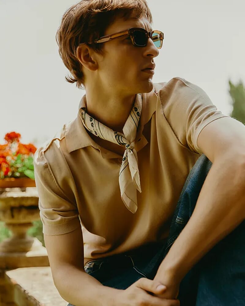 Look uomo Amaranto con volumi moderni